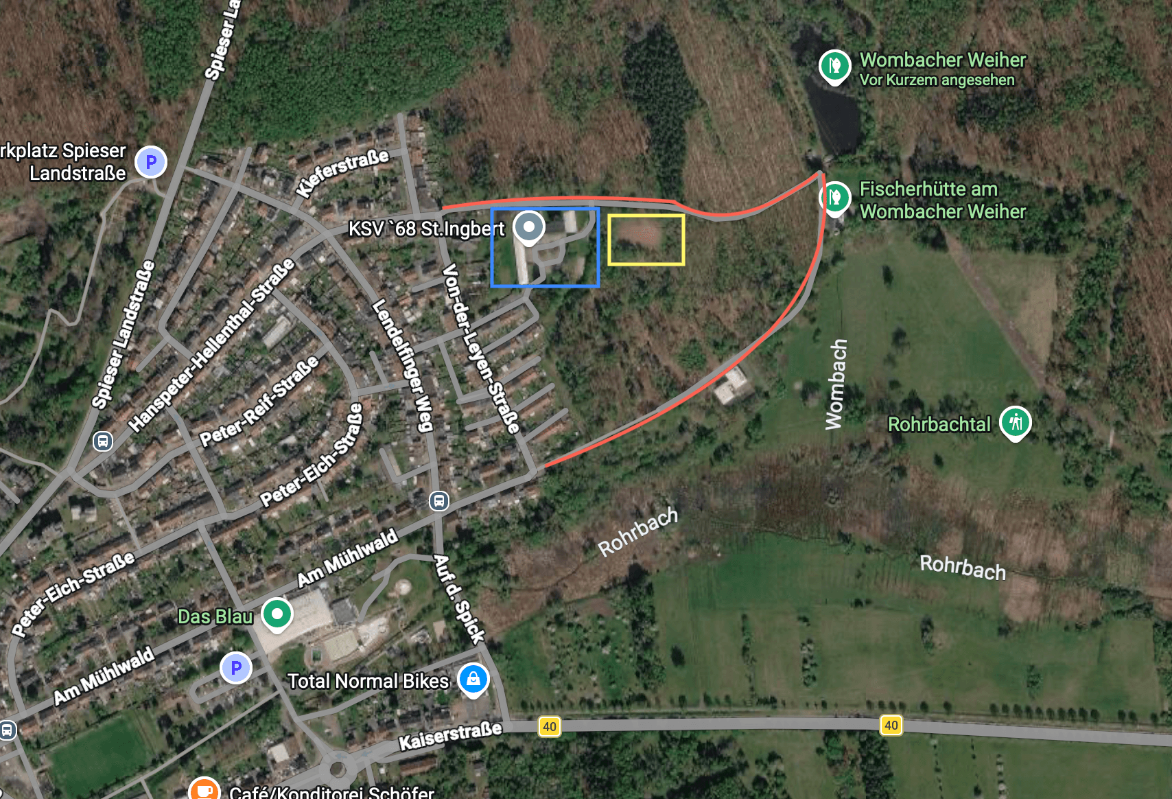 Übersichtskarte mit Parkplätzen (Schule blau, Waldparkplatz gelb) und Wegen zum Wombacher Weiher (rot)